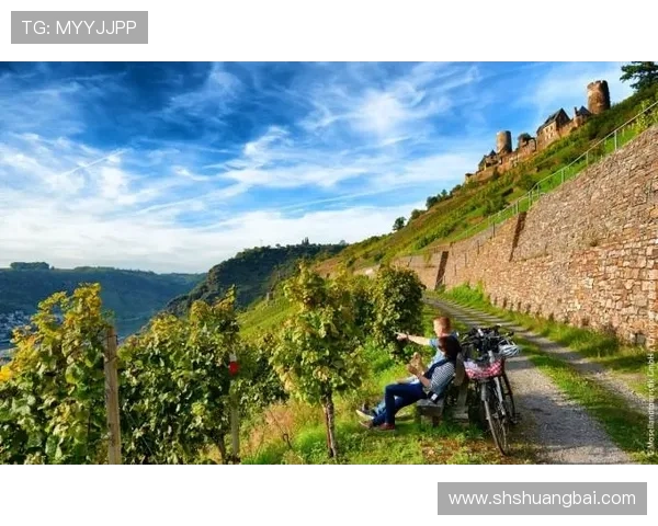 滑过河面的风带来命运的抉择与人生的转折在岁月中留下难以磨灭的痕迹